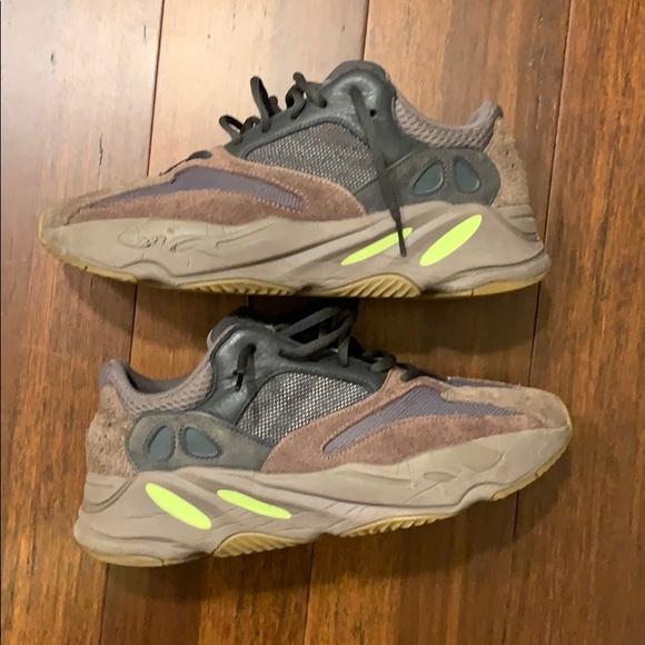 Yeezy Boost 700 ‘Mauve’ - Picture 2 of 7